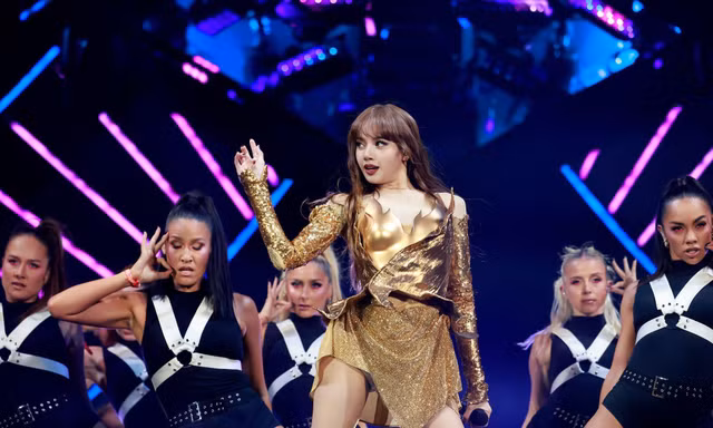 Fan làm hẳn đô la hình Lisa "quẩy banh nóc" trong sân khấu MONEY ở Coachella