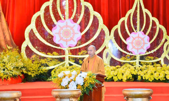 Thượng tọa Thích Đức Thiện, Tổng Thư ký Hội đồng Trị sự Giáo hội Phật giáo Việt Nam công bố bản tuyên bố Hà Nam 2019. Ảnh: Như Ý