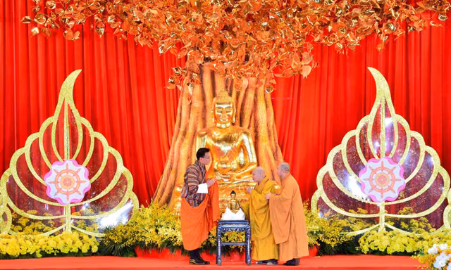 Ban tổ chức trao quà cho Chủ tịch Thượng viện Bhutan Tashi Dorji;. Ảnh: Như Ý