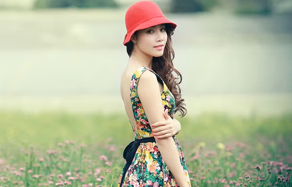 Bảo Trúc lưng trần gợi cảm giữa đồng hoa Đà Lạt
