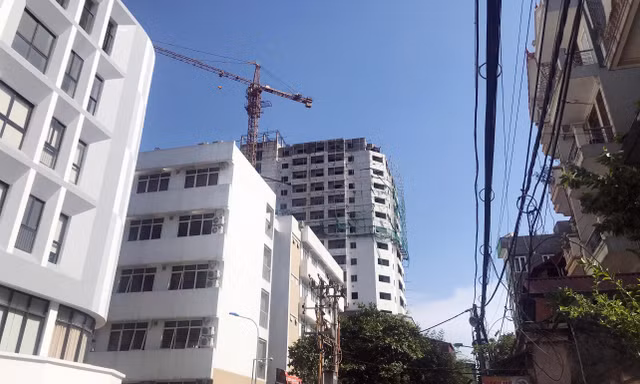 Sống bất an cạnh công trình cao ốc 16 tầng bỏ hoang nhiều năm giữa Thủ đô