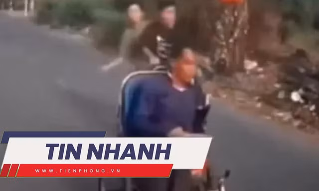 TIN NHANH: Hai thanh niên đi xe máy đánh vào đầu người ngồi xe lăn đối diện hình phạt nào?