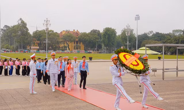 Đại biểu Cháu ngoan Bác Hồ vào Lăng viếng Chủ tịch Hồ Chí Minh