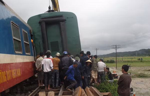 Khắc phục sự cố do tai nạn. Ảnh: VietNam+