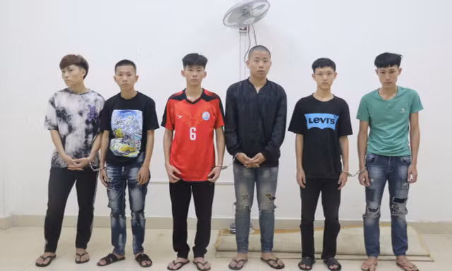 Bắt ổ nhóm mang hung khí đe dọa, cướp tài sản người đi đường