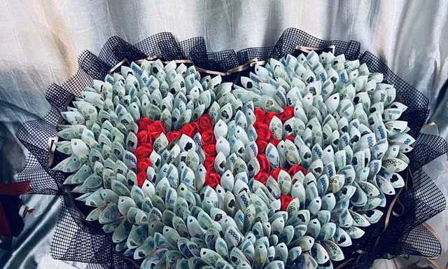 Choáng ngợp với bó hoa hơn 100 triệu đồng tặng mẹ ngày 8/3