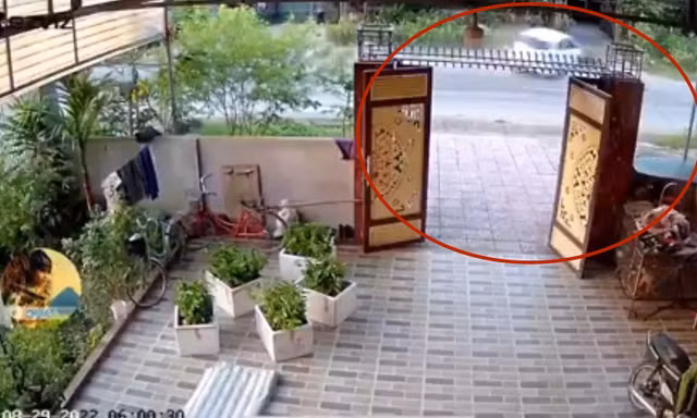 Clip ô tô lao như tên bắn trên quốc lộ, tông chết người đi xe máy