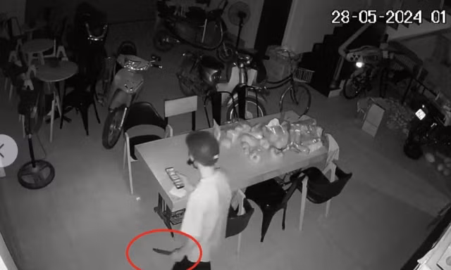Tên trộm cầm dao đột nhập nhà dân sục sạo gần 1 giờ đồng hồ
