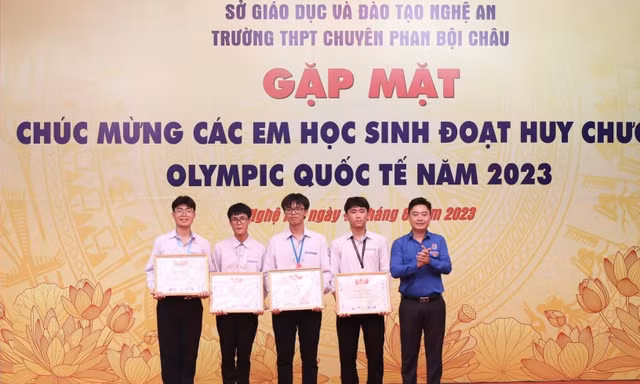 Nghệ An thưởng hơn 600 triệu đồng cho thầy trò giành huy chương quốc tế