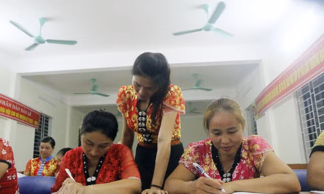 Lớp học đặc biệt toàn các bà, các mẹ ở vùng cao Nghệ An