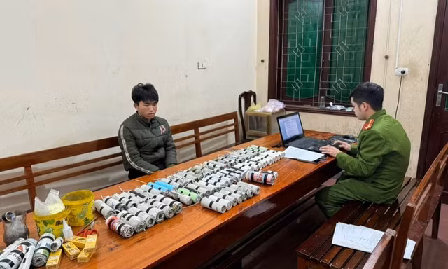 Thanh niên tự chế cả trăm quả pháo để bán dịp Tết