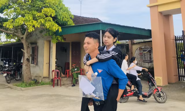Nữ sinh khuyết tật được thanh niên tình nguyện cõng vào phòng thi
