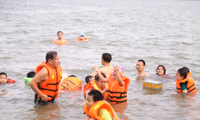 Nắng nóng 40 độ C, người dân đưa con ra sông Lam tắm 'giải nhiệt'