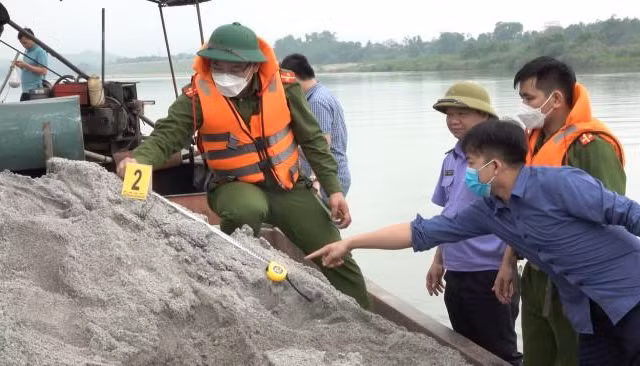Phạt 300 triệu đồng một doanh nghiệp khai thác cát vượt công suất