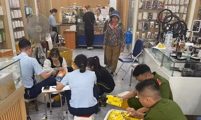 Thu giữ gần 3.000 phụ kiện điện thoại không rõ nguồn gốc, xuất xứ