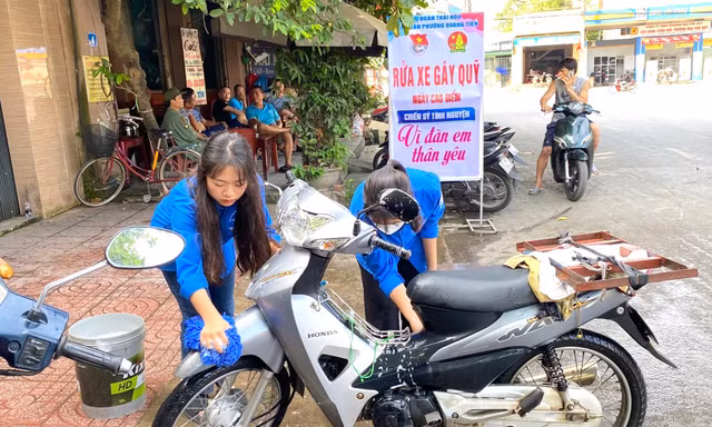 Một ngày rửa xe thu tiền triệu, bạn trẻ gây quỹ tặng trẻ em nghèo 
