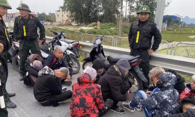 Nhóm thanh thiếu niên đi xe máy ‘náo loạn’ trên cao tốc Nghi Sơn – Diễn Châu