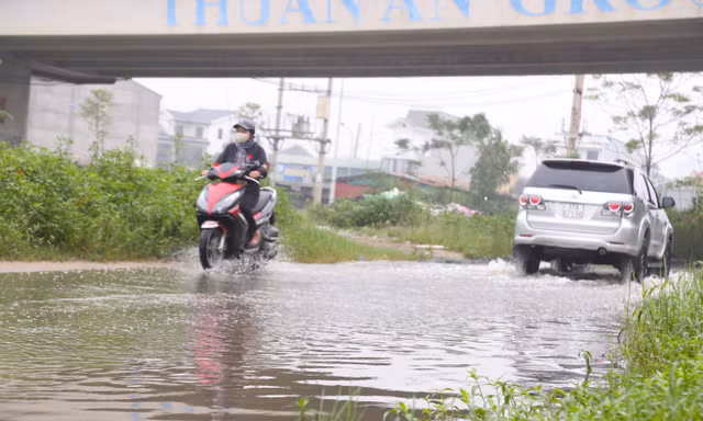 Tuyến đường dang dở hơn một thập kỷ ở TP Vinh, mưa là ngập cả tuần