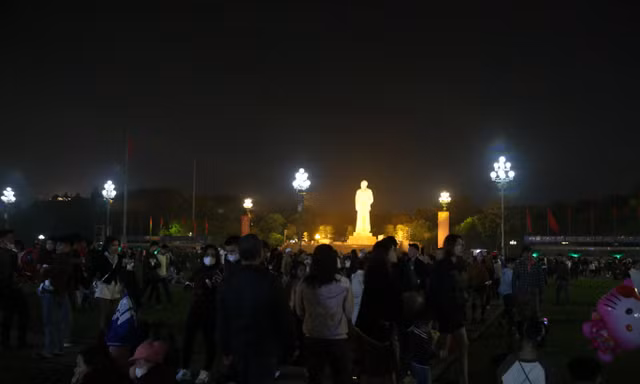 Hàng ngàn người tới Quảng trường Hồ Chí Minh đón chào năm mới 2024