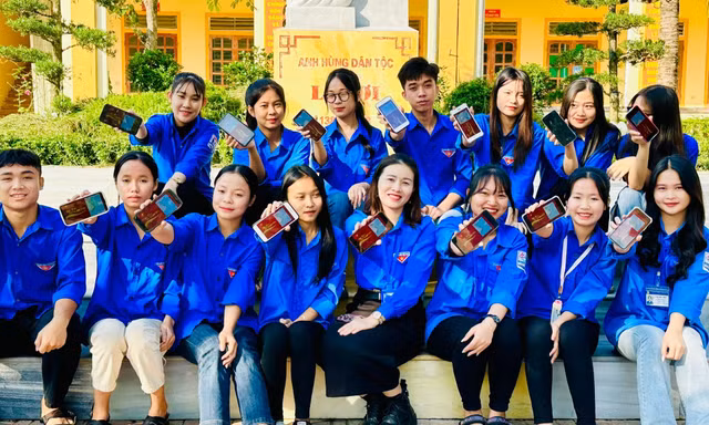 Vẽ tranh, xếp hình bản đồ Việt Nam lan tỏa cuộc vận động 'Tự hào một dải non sông'