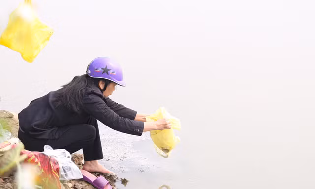 Người dân thả cá chép, thả luôn tro hương, đồ thờ xuống sông