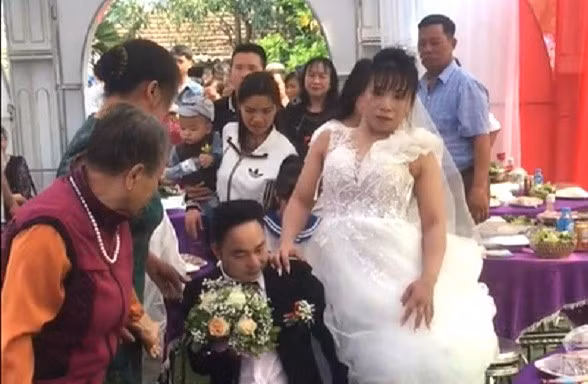 Đám cưới cổ tích của chú rể ‘hạt tiêu’ và cô dâu khiếm khuyết khiến nhiều người xúc động