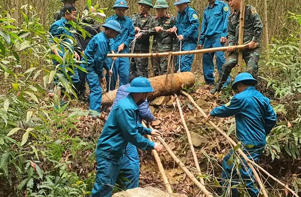 Phát hiện quả bom còn nguyên kíp nổ khi thi công sân bóng 