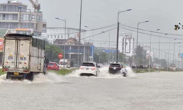 TP Vinh: Đường biến thành 'sông', xe cộ 'bơi' ngay giữa phố