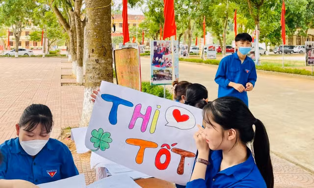 Những món quà ý nghĩa cổ vũ sĩ tử vượt vũ môn thành công
