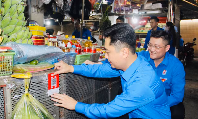 Hơn 500 đội hình thanh niên Nghệ An hỗ trợ chuyển đổi số cho 35.000 người dân trong Tháng Thanh niên