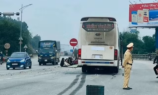 Hai phụ nữ đi xe máy tử vong sau va chạm với xe khách