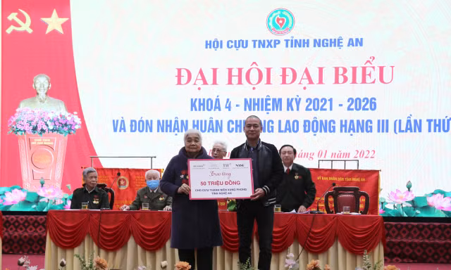 Nhà tài trợ, báo Tiền Phong trao quà cho Hội cựu thanh niên xung phong Nghệ An