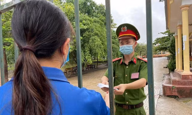 Thí sinh ngủ quên được đội tình nguyện hỗ trợ kịp thời