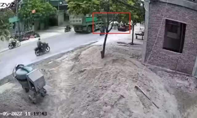 Mở cửa ô tô không quan sát làm phụ nữ đi xe đạp điện phía sau gặp nạn tử vong
