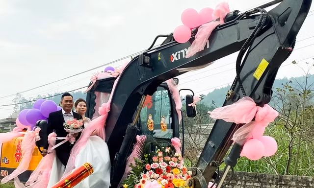 Màn rước dâu bằng máy xúc độc lạ gây bão mạng của chú rể Nghệ An