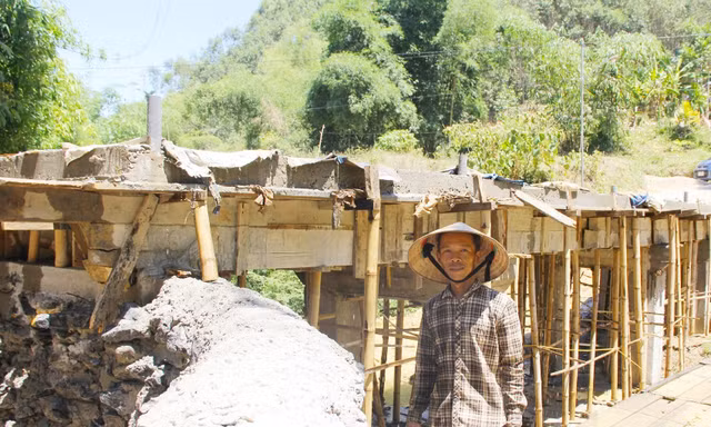 Ba mẹ con ở Nghệ An tự thiết kế, bỏ tiền xây cầu vượt lũ dài 17m