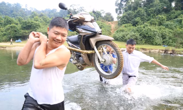 Thầy cô băng rừng, gánh xe lội suối gieo chữ nơi 'thâm sơn cùng cốc'