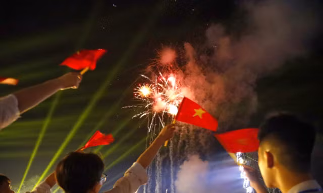 Pháo hoa rực rỡ tại khai mạc Lễ hội Làng Sen năm 2025