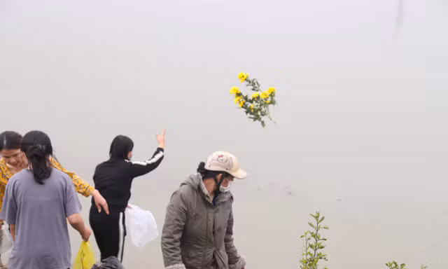 Người dân thả cá chép, thả luôn đồ cúng xuống sông