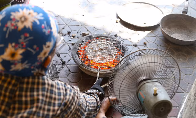 Phụ nữ làng nghề ‘canh’ bánh đa bên những chậu than đỏ rực 
