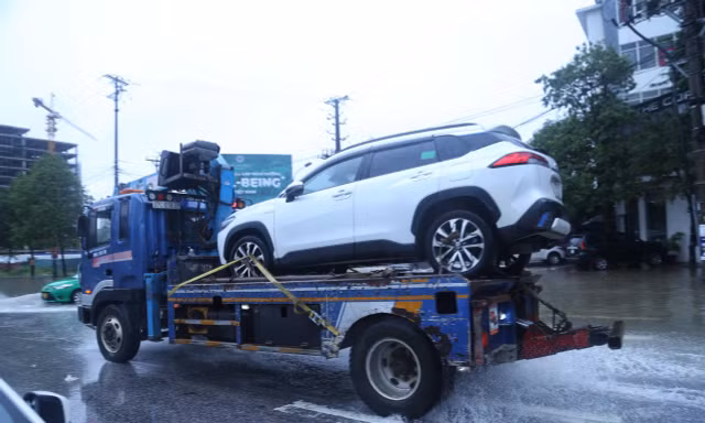 Mưa lớn gây ngập sâu, ô tô chết máy la liệt ở thành Vinh