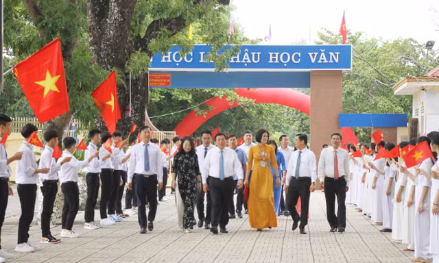 Ủy viên Bộ Chính trị Nguyễn Xuân Thắng dự khai giảng tại Trường THPT Lê Hồng Phong