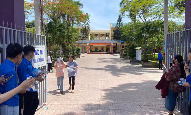 Đình chỉ thầy giáo coi thi phát ngôn 'Học chi cho lắm rồi cũng đi làm công nhân'