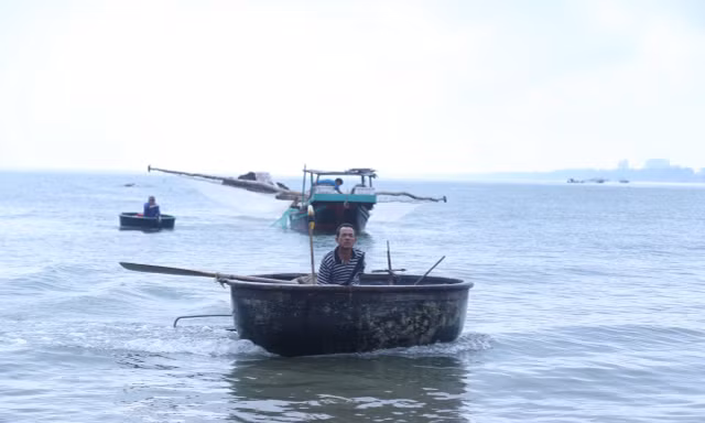 Kiếm tiền triệu mỗi ngày từ nghề đi thuyền thúng