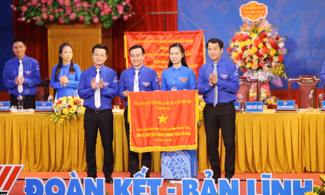 Đoàn TNCS Hồ Chí Minh tỉnh Hà Tĩnh nhận cờ thi đua của Thủ tướng Chính phủ 