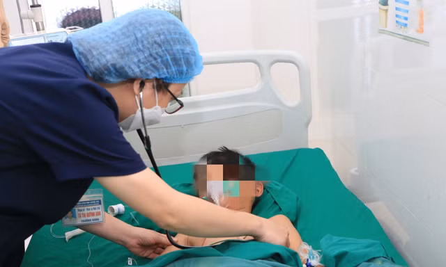 Huy động máu cứu hai trẻ nhỏ trong vụ nổ kinh hoàng ở gara ô tô