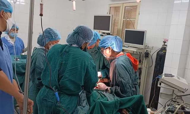 Kịp thời cứu sống mẹ con sản phụ bị vỡ tử cung nguy kịch