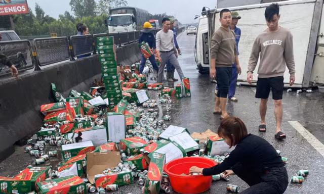 Hàng trăm thùng bia đổ ra đường vì xe tải lật