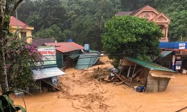 Bé 4 tháng tuổi bị nước lũ cuốn trôi