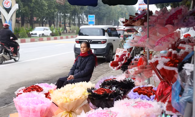 Hoa, quà tặng ngóng khách trong ngày dành cho “một nửa thế giới” 